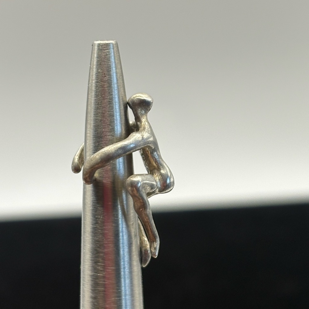 (173)Vintage Sterling Silver Ear Cuff Climbing Figure